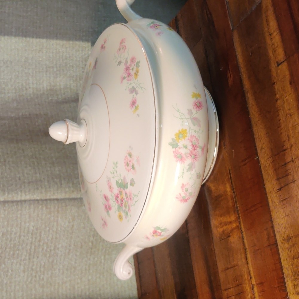 Homer Laughlin Nautilus Eggshell Vegetable Serving Dish with Lid